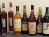 de nombreuses bouteilles de vin alignées sur le comptoir