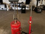 un extincteur rouge et une borne d'incendie noire dans un garage