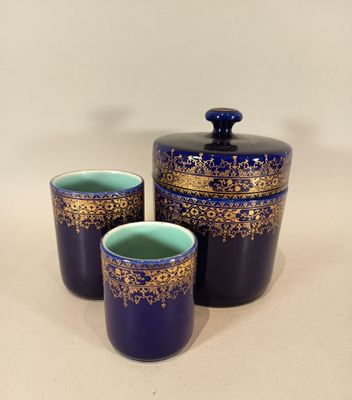 trois pièces en verre bleu et or avec un couvercle noir