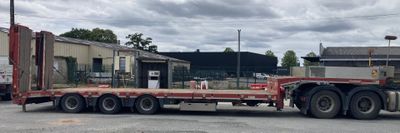 un gros semi-remorque garé sur un parking