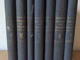 cinq livres sont alignés sur une table