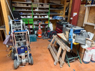 un garage avec de nombreux outils sur les étagères
