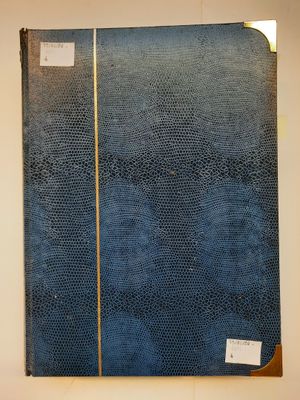 une photo d'un tableau bleu et noir accroché à un mur