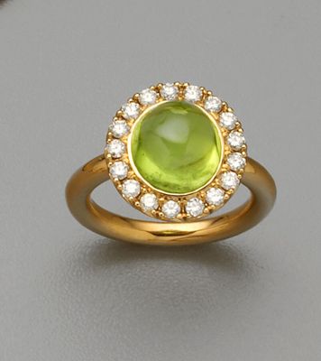 Bague en or jaune 18K (750/oo) centrée d'un cabochon de Péri…