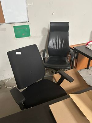 une chaise de bureau noire et une chaise de bureau noire dans une pièce