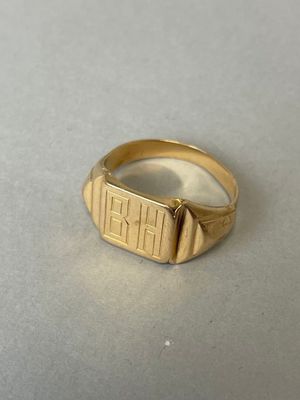 Chevalière en or jaune 750 °/°° à décor gravé d'un monogramme. Poids : - Photo 1