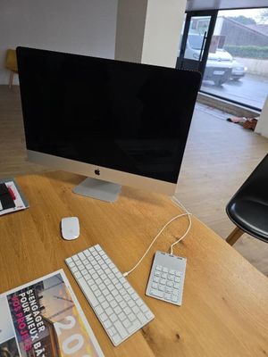 une image représentant un bureau avec un écran d'ordinateur et un clavier
