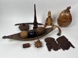 un bateau en bois rempli d'objets en bois posé sur une surface blanche