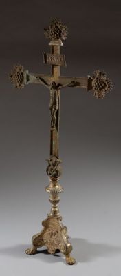 une croix richement décorée surmontée d'un crucifix