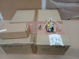 une boîte en carton sur laquelle est posé un petit robot