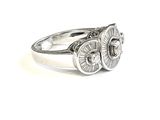 bague en argent ornée d'un motif de chouette au centre de la face