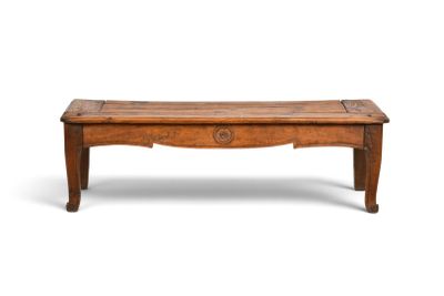 un vieux banc en bois surmonté d'un tiroir