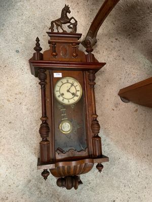 Carillon d'applique, caisse en bois naturel