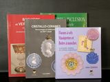 trois livres posés sur une table, avec un vase en verre et d'autres objets