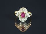 un gros plan d'une bague ornée d'un rubis et d'un diamant au centre