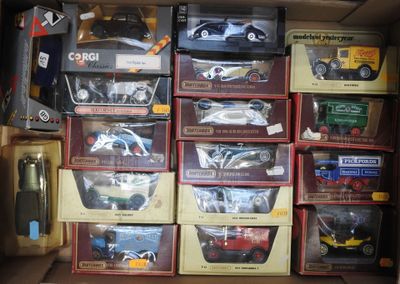 une boîte remplie de petites voitures et d'autres jouets