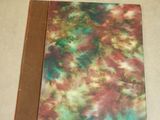 une photo d'un classeur orné d'un motif tie-dye