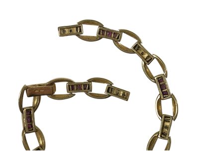 une image montrant un gros plan d'un bracelet sur fond blanc