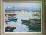 un tableau représentant des bateaux sur l'eau, avec une ville en arrière-plan