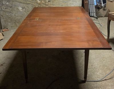 une table placée au milieu d'une pièce