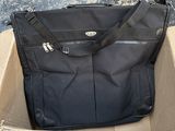 un sac noir posé dans une boîte posée par terre