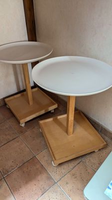 deux petites tables posées à même le sol