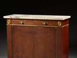un coffre de l'époque de George II, en acajou et marbre, sur pied