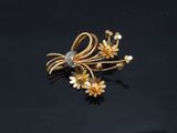broche en forme de fleur en or et diamants