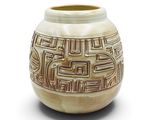 un vase avec un motif sur une surface blanche