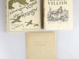 trois livres sont posés sur une table à fond blanc