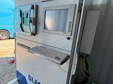 l'image d'une machine installée dans un garage