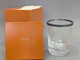 un gros plan d'un verre posé à côté d'une boîte sur une table