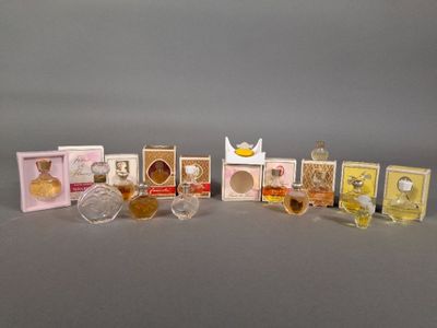 tout un tas de parfums posés sur une table