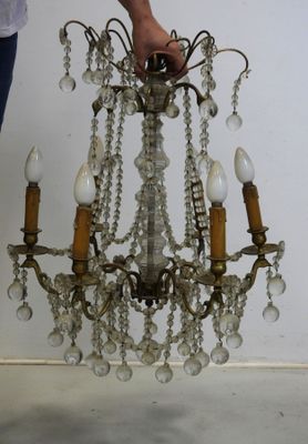 une personne tenant un lustre suspendu au plafond