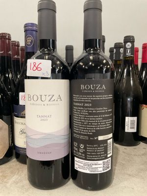 plusieurs bouteilles de vin rouge sont alignées sur un comptoir