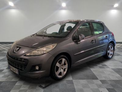 la photo d'une voiture grise garée dans un garage