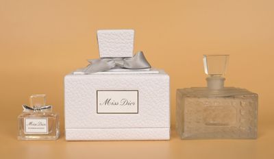 une image représentant un flacon de parfum à côté d'un flacon de parfum en verre