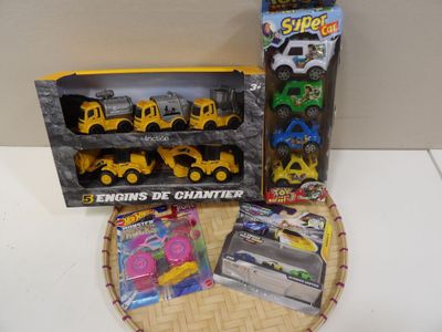 un grand nombre de jouets posés sur une table