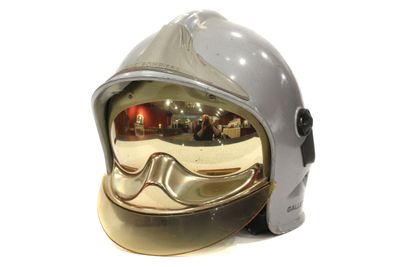 un casque muni d'un miroir sur le côté