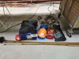 de nombreux objets divers qui traînent par terre