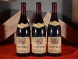 trois bouteilles de vin rouge posées sur une table