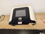 une machine blanche et noire posée sur une table en bois