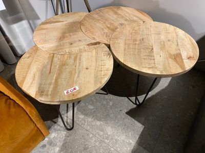 4 tables enchâssées, plateau en bois, pieds fer (modèle d'ex…