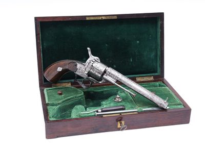 un vieux pistolet dans un coffret en bois doublé de velours vert