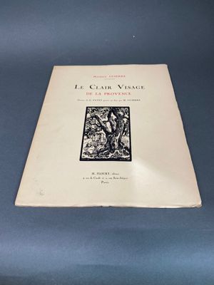 un livre posé sur une table bleue, avec une couverture en noir et blanc