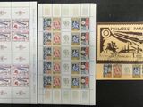 Deux timbres différents sont posés l'un à côté de l'autre sur une table