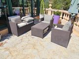 une photo d'une terrasse avec un canapé et des chaises
