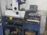 une machine posée sur une table dans une pièce