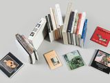 plusieurs livres sont empilés sur une table