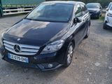 une voiture noire garée dans un parking